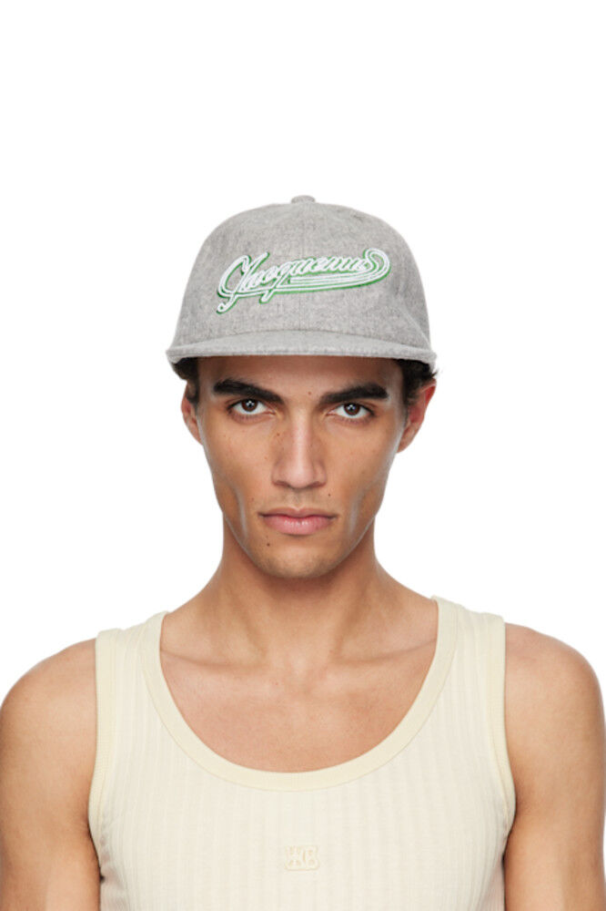 Серая бейсболка «The Baseball» JACQUEMUS
Серая бейсболка «The Baseball» JACQUEMUS