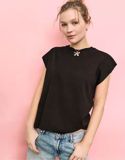 Коричневая базовая футболка с заниженными плечами Stradivarius B06
Коричневая базовая футболка с заниженными плечами Stradivarius B06