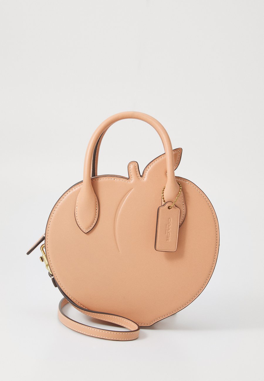Сумка COACH PEACH BAG IN REGENERATIVE LEATHER, Peach/Salmon
Сумка COACH PEACH BAG IN REGENERATIVE LEATHER, Peach/Salmon