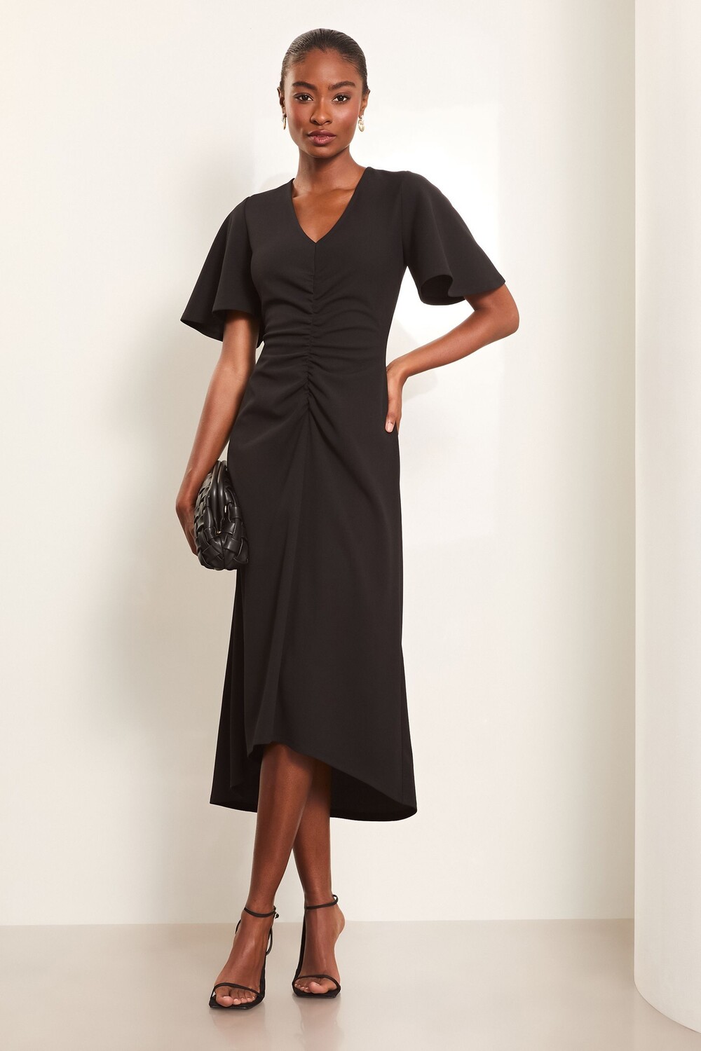 Платье миди с короткими рукавами, V образным вырезом, сборками и расклешенным кроем Lipsy, черный