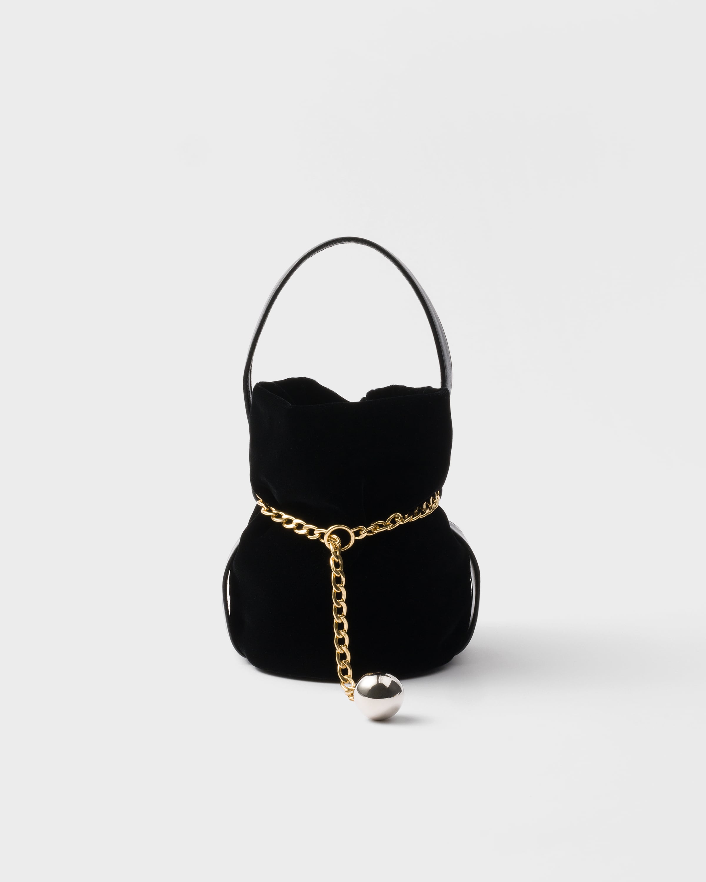 Мини-сумка-мешок Prada Petit Sac Noir из бархата и наппы Prada, черный
Мини-сумка-мешок Prada Petit Sac Noir из бархата и наппы Prada, черный