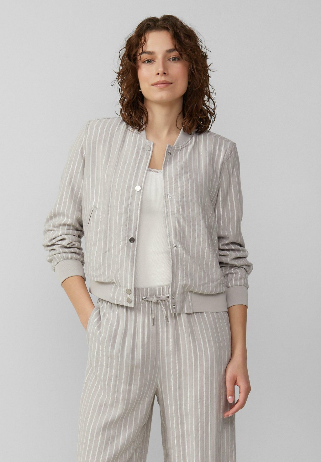 Куртка-бомбер MIT GLITZERSTREIFEN QS, светло-серый
Куртка-бомбер MIT GLITZERSTREIFEN QS, светло-серый