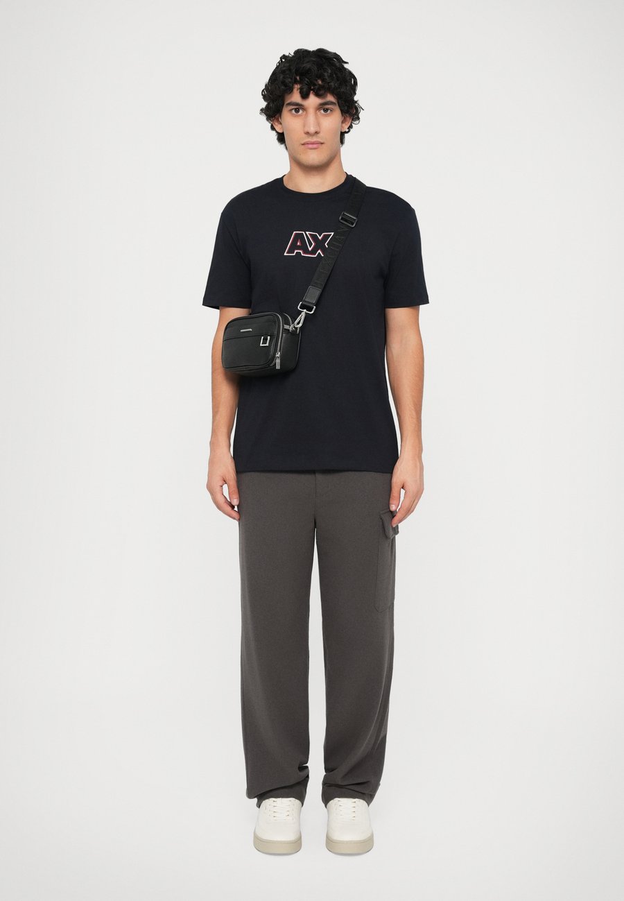 Сумка кросс-боди Armani Exchange MESSENGER BAG UNISEX, Black
Сумка кросс-боди Armani Exchange MESSENGER BAG UNISEX, Black