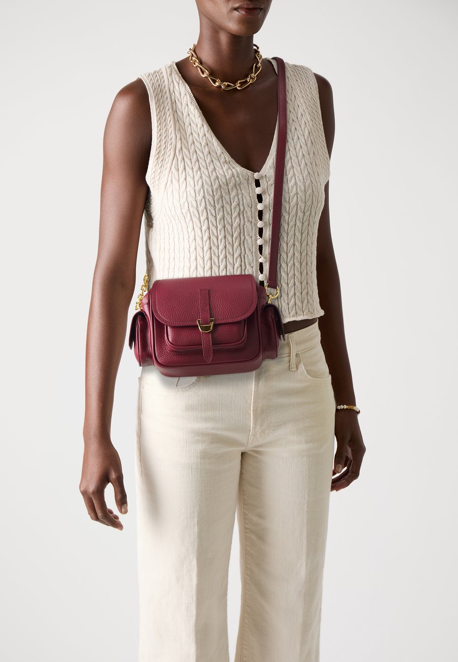 Сумка Coccinelle CAMPUS, Ribes/Dark Red
Сумка Coccinelle CAMPUS, Ribes/Dark Red