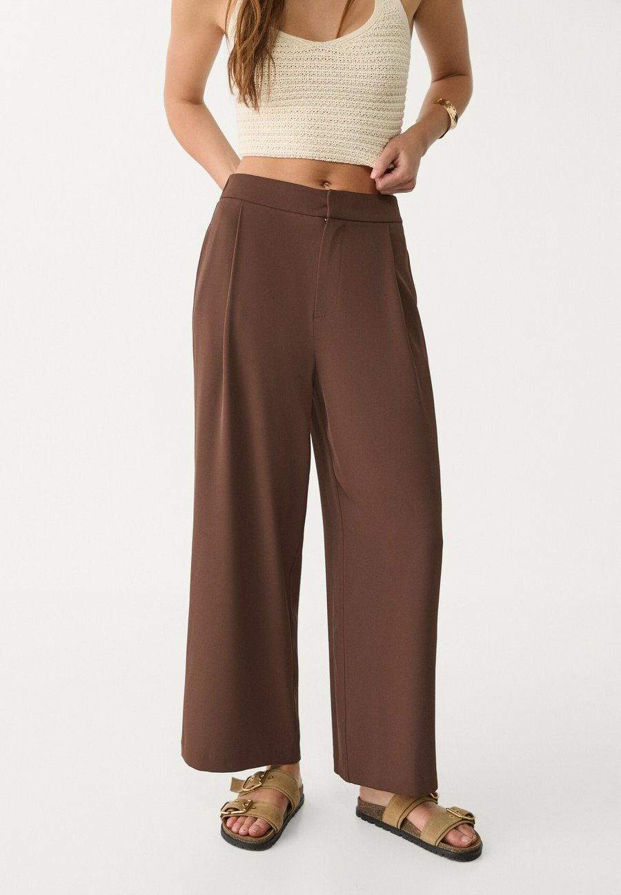 Брюки Stradivarius SMART CULOTTES WITH DARTS, Dark Brown
Брюки Stradivarius SMART CULOTTES WITH DARTS, Dark Brown