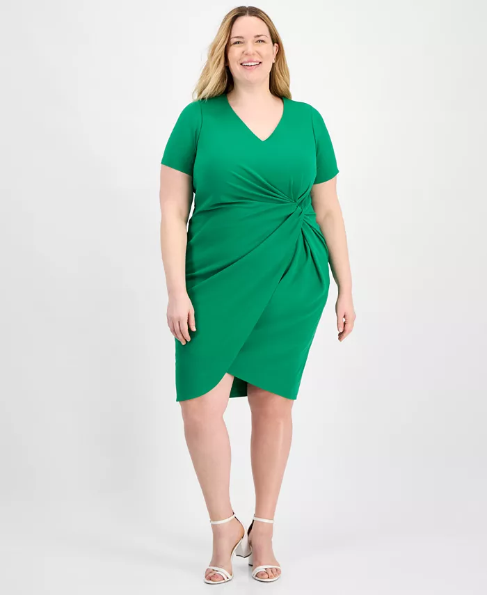 Платье-футляр больших размеров с V-образным вырезом, декоративными перекрутами и короткими рукавами Tahari, зеленый 
Платье-футляр больших размеров с V-образным вырезом, декоративными перекрутами и короткими рукавами Tahari, зеленый