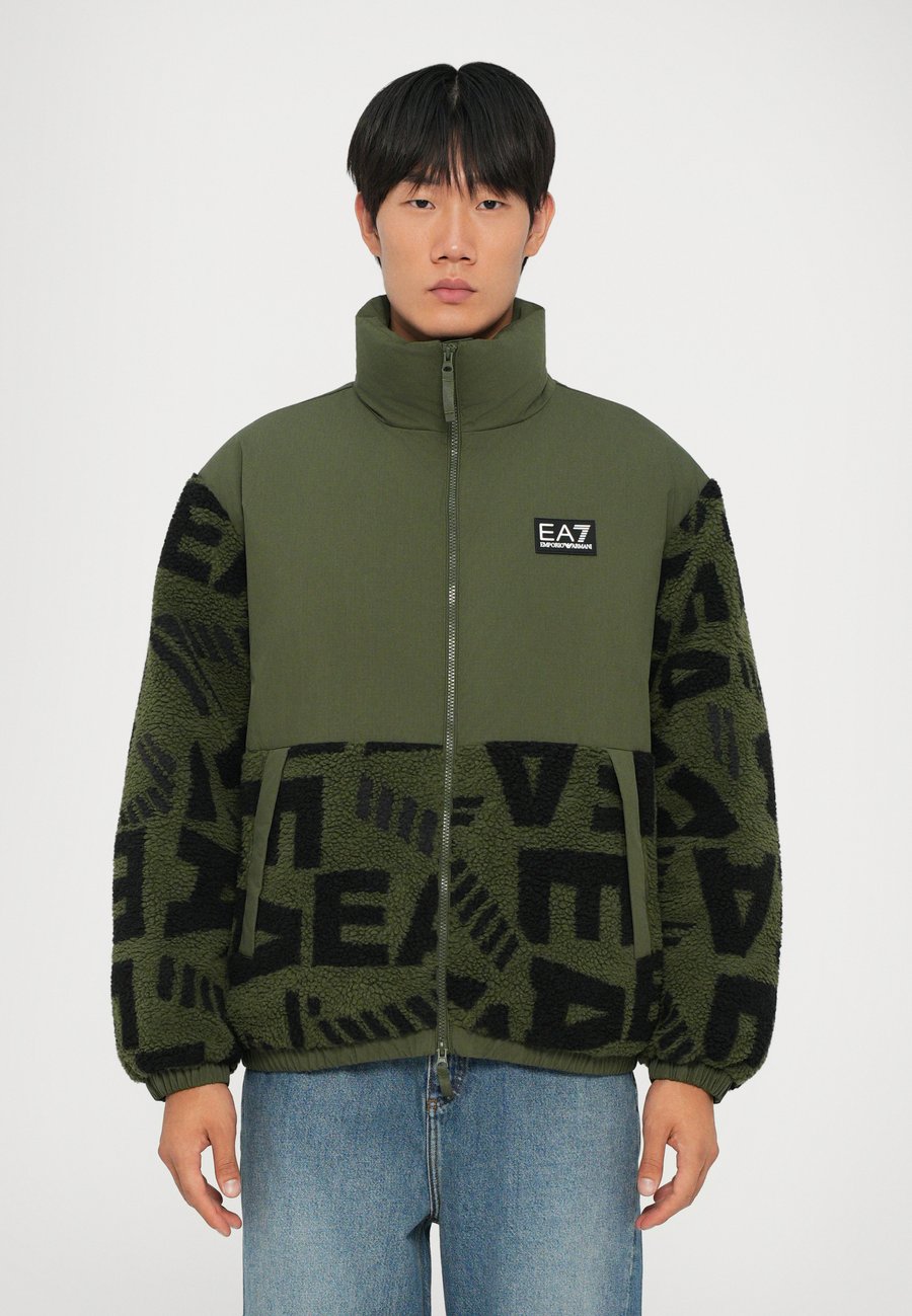 Куртка EA7 Emporio Armani MOUNTAIN JACKET LOGO, Beetle/Dark Green
Куртка EA7 Emporio Armani MOUNTAIN JACKET LOGO, Beetle/Dark Green