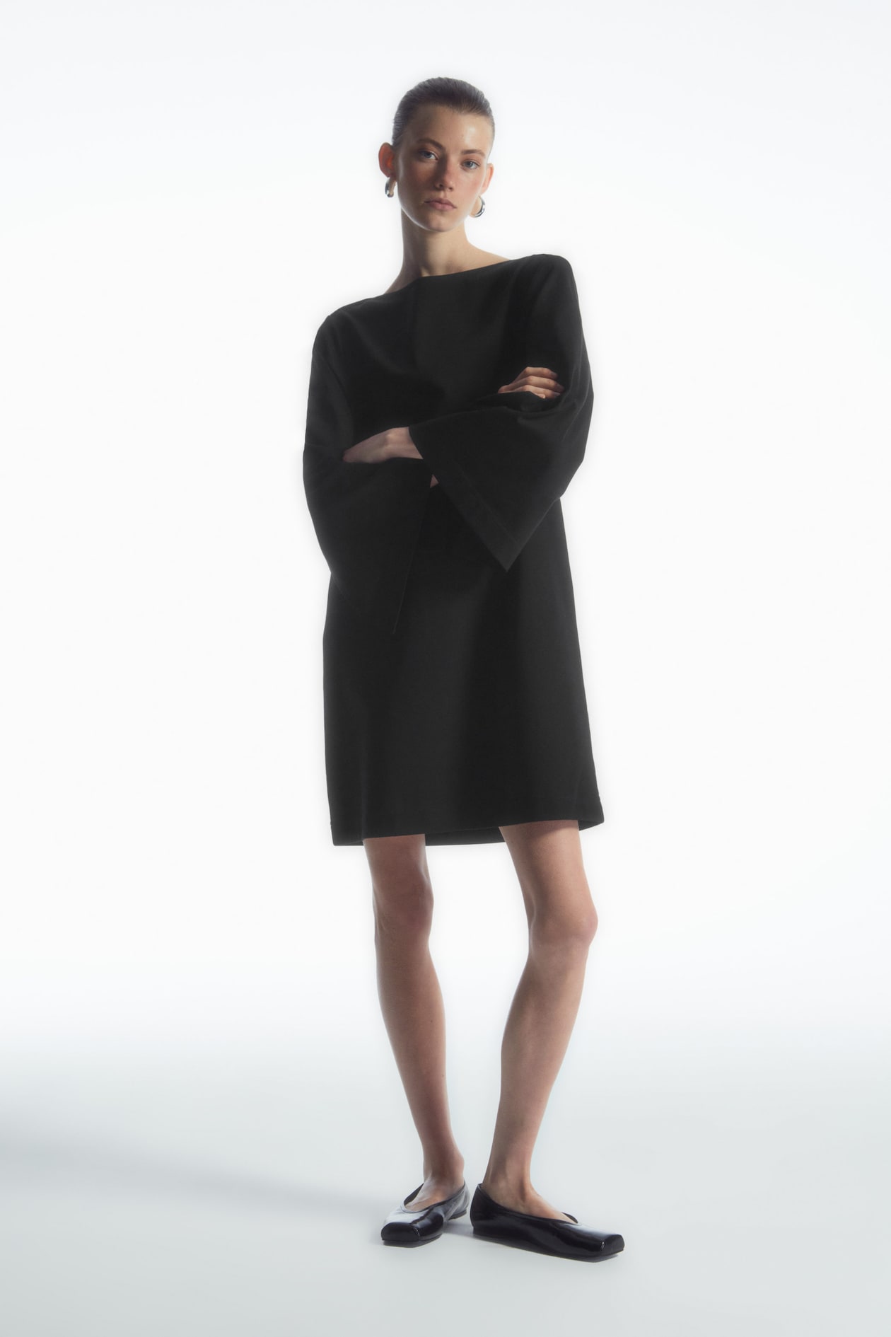 Мини-платье-футболка с вырезом лодочкой COS, черный
Мини-платье-футболка с вырезом лодочкой COS, черный