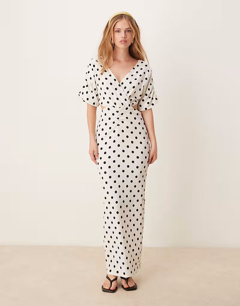 Платье макси YAS с запахом и вырезами в белый и черный горошек
Платье макси YAS с запахом и вырезами в белый и черный горошек