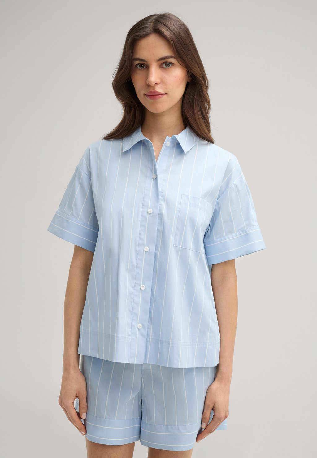 Блузка на пуговицах BEATRICE JOOP!, светло-голубой
Блузка на пуговицах BEATRICE JOOP!, светло-голубой