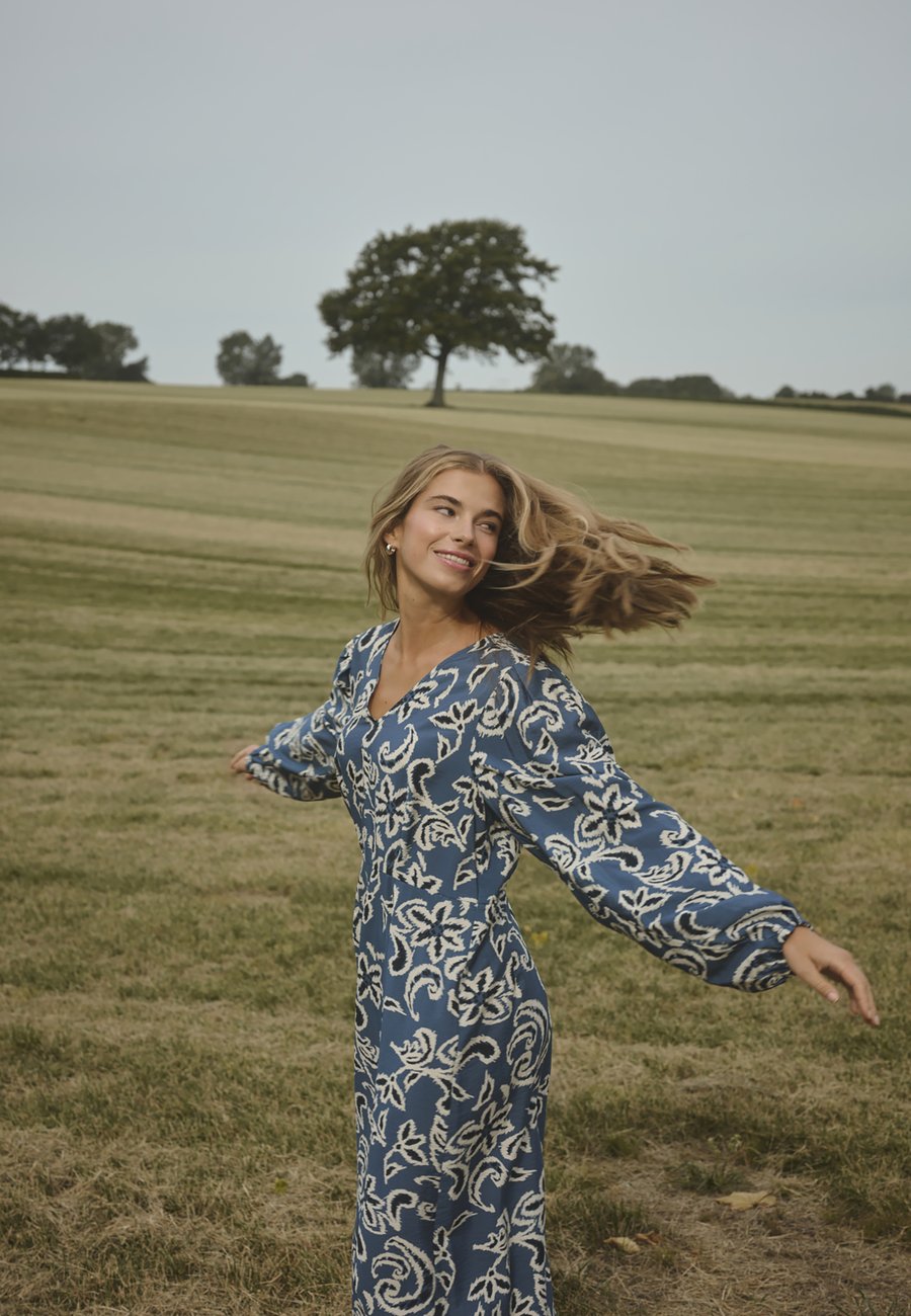 Платье Kaffe DAHLIA, Bering Sea White Paisley/Blue
Платье Kaffe DAHLIA, Bering Sea White Paisley/Blue