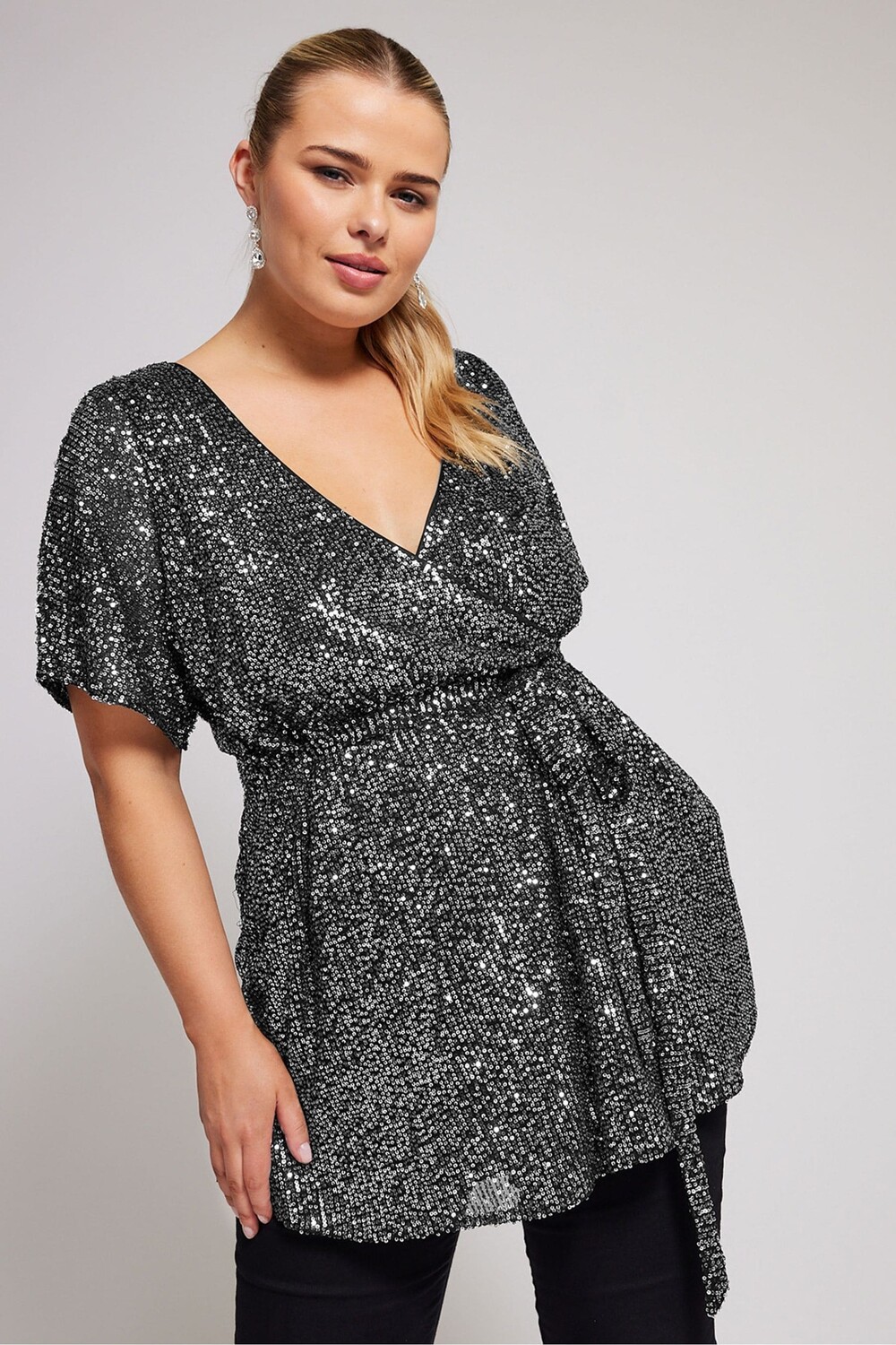 Топ обертка с пайетками London Yours Curve, серебряный
Топ обертка с пайетками London Yours Curve, серебряный