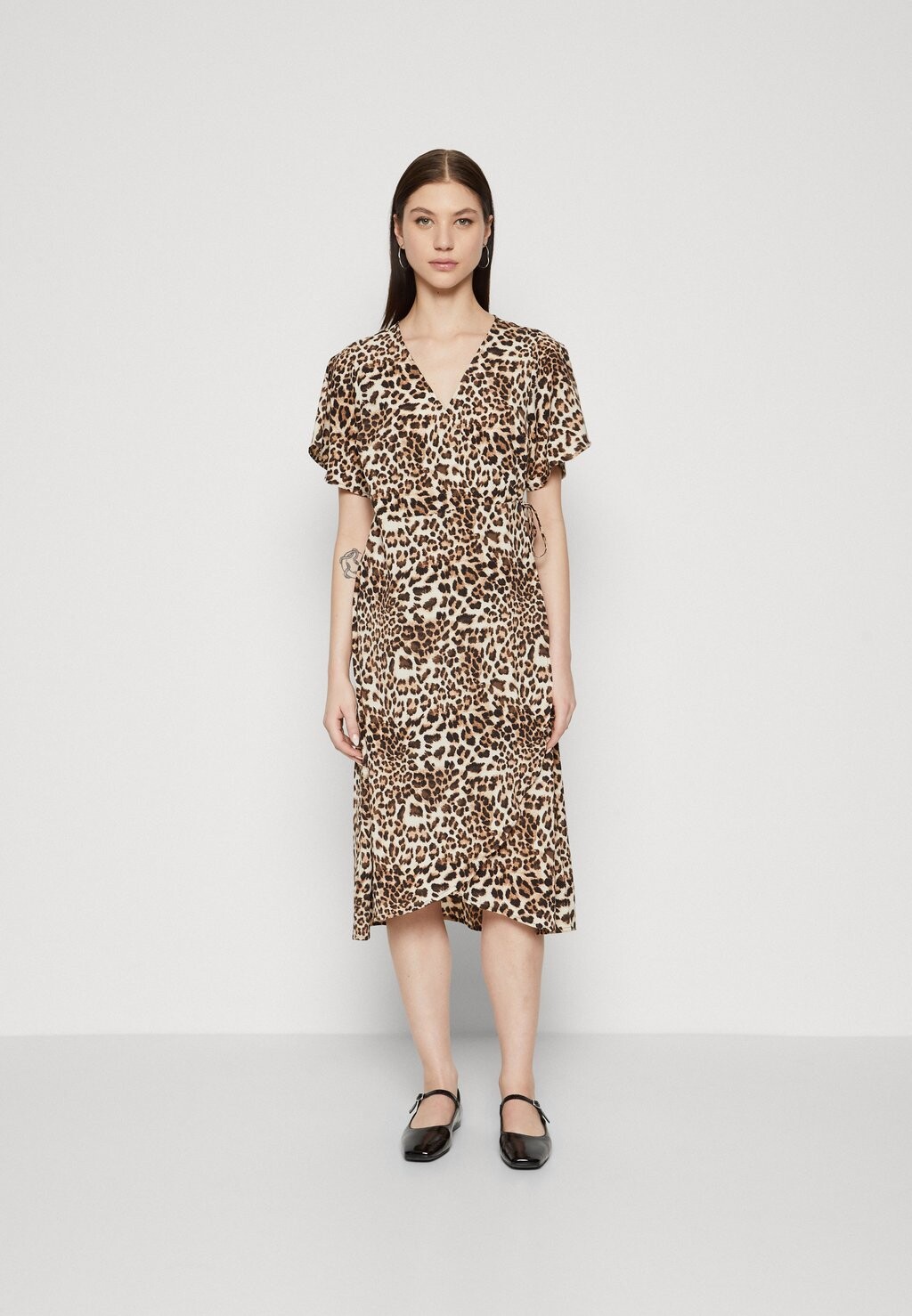 Повседневное платье VMSAKI SS CALF WRAP GA NOOS Vero Moda, цвет sandshell/betty
Повседневное платье VMSAKI SS CALF WRAP GA NOOS Vero Moda, цвет sandshell/betty