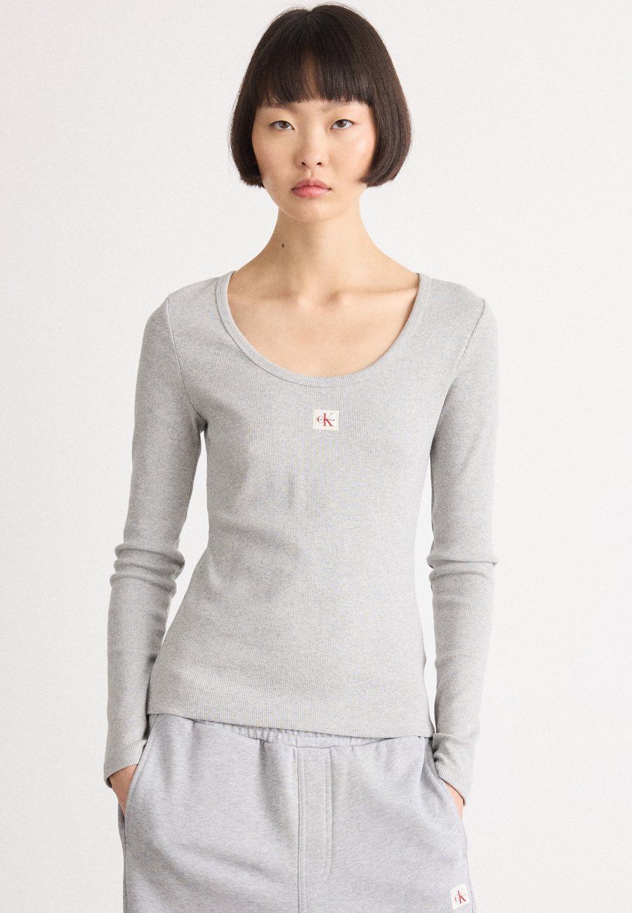 Топ Calvin Klein Jeans WOVEN LABEL RIB SCOOP , History Grey Heather/Grey
Топ Calvin Klein Jeans WOVEN LABEL RIB SCOOP , History Grey Heather/Grey