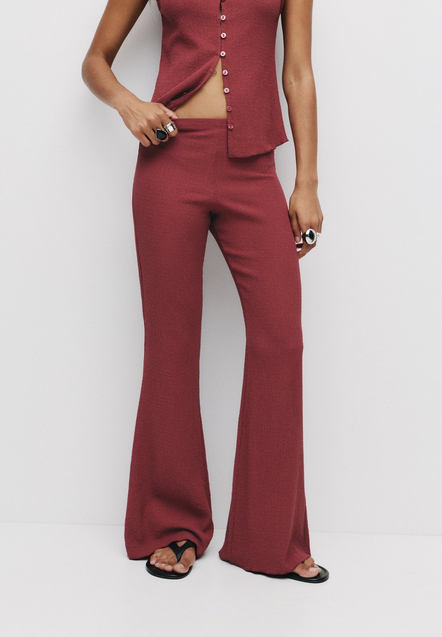 Брюки PULL&BEAR Trousers, Dark Red
Брюки PULL&BEAR Trousers, Dark Red