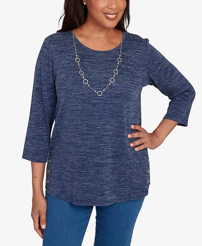 Женский классический меланжевый топ с круглым вырезом, застежкой по бокам и ожерельем Alfred Dunner, синий 
Женский классический меланжевый топ с круглым вырезом, застежкой по бокам и ожерельем Alfred Dunner, синий