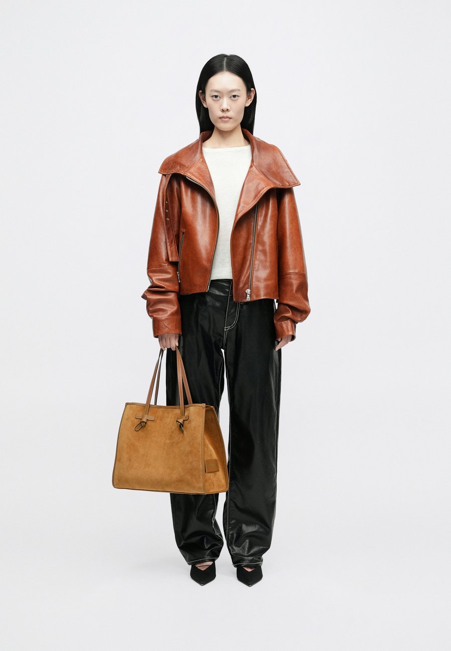 Сумка Gianni Chiarini MARCELLA, Caramel/Brown
Сумка Gianni Chiarini MARCELLA, Caramel/Brown