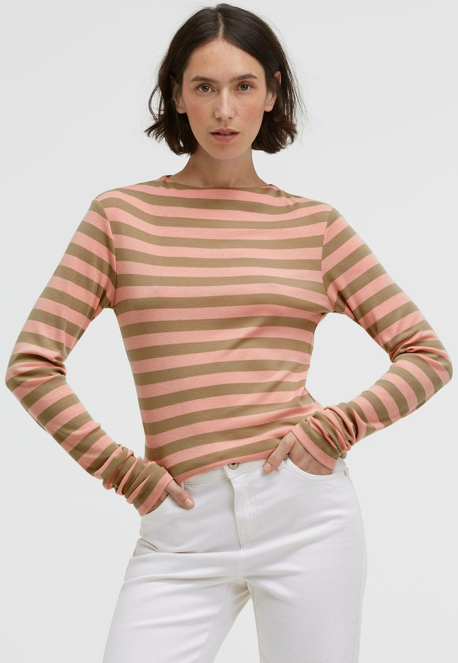 Топ SENSES.THE LABEL GESTREIFTES MIT SCHMALEM MOCK-KRAGEN, Peach Nectar/Orange
Топ SENSES.THE LABEL GESTREIFTES MIT SCHMALEM MOCK-KRAGEN, Peach Nectar/Orange