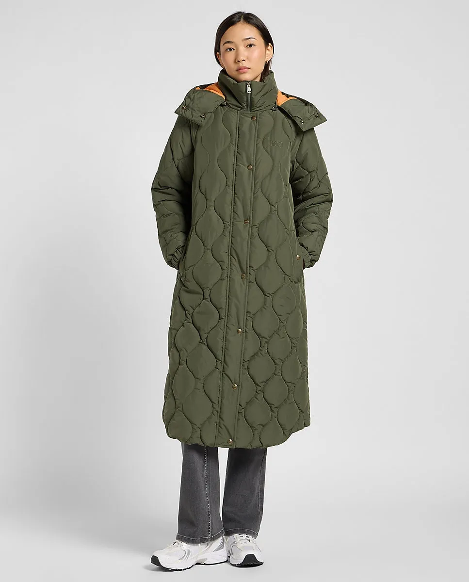 Женское длинное стеганое пальто зеленого цвета в стиле милитари Lee
Женское длинное стеганое пальто зеленого цвета в стиле милитари Lee