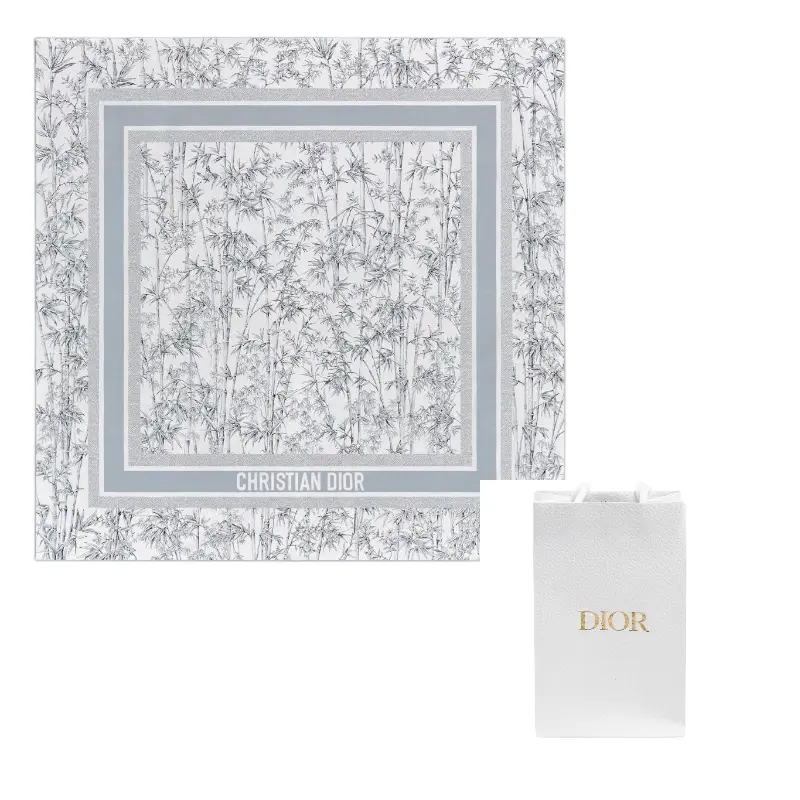 Dior Шелковый шарф женский светло-голубой
Dior Шелковый шарф женский светло-голубой