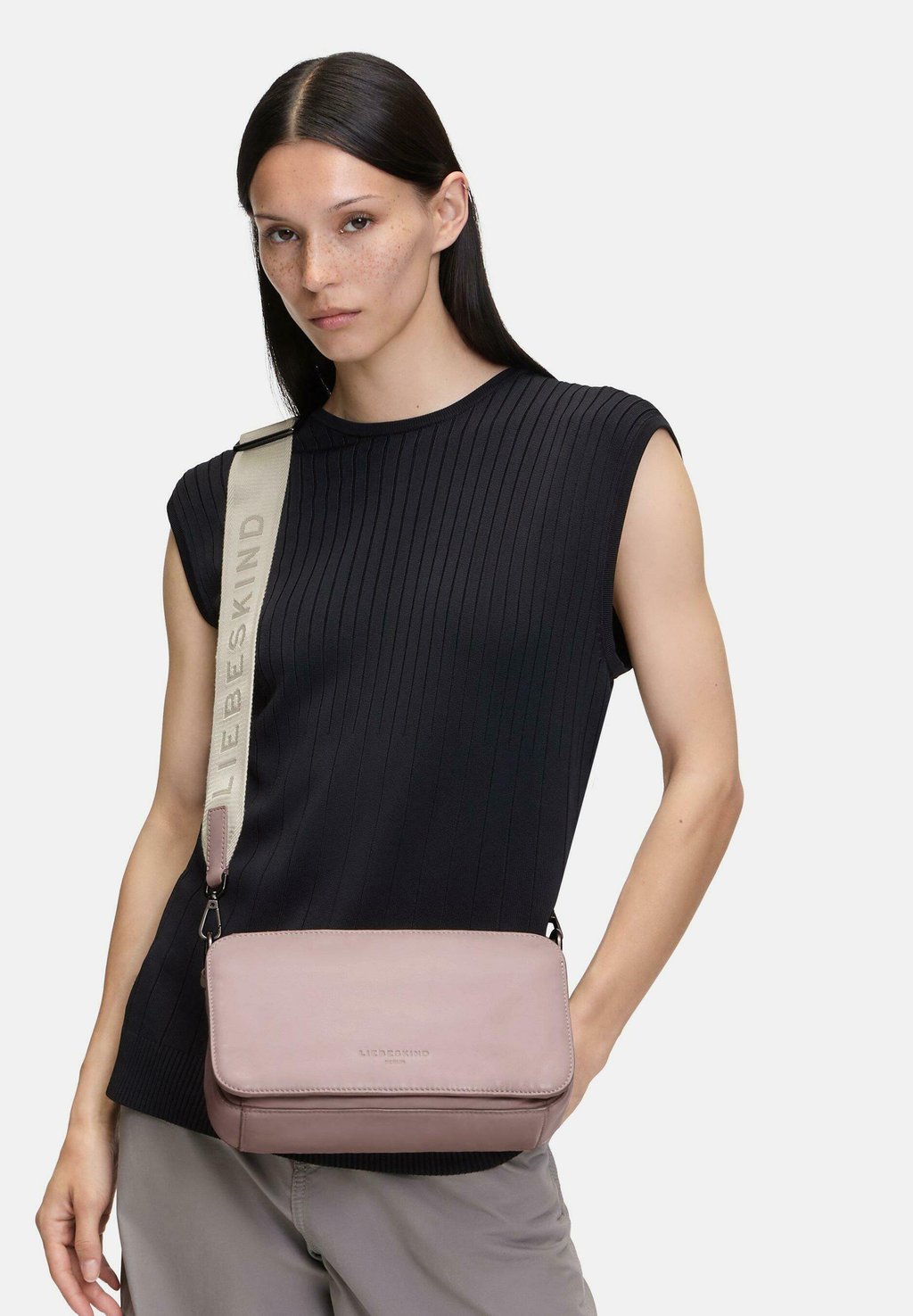 Сумка через плечо CLARICE Liebeskind Berlin, светло-розовый 
Сумка через плечо CLARICE Liebeskind Berlin, светло-розовый