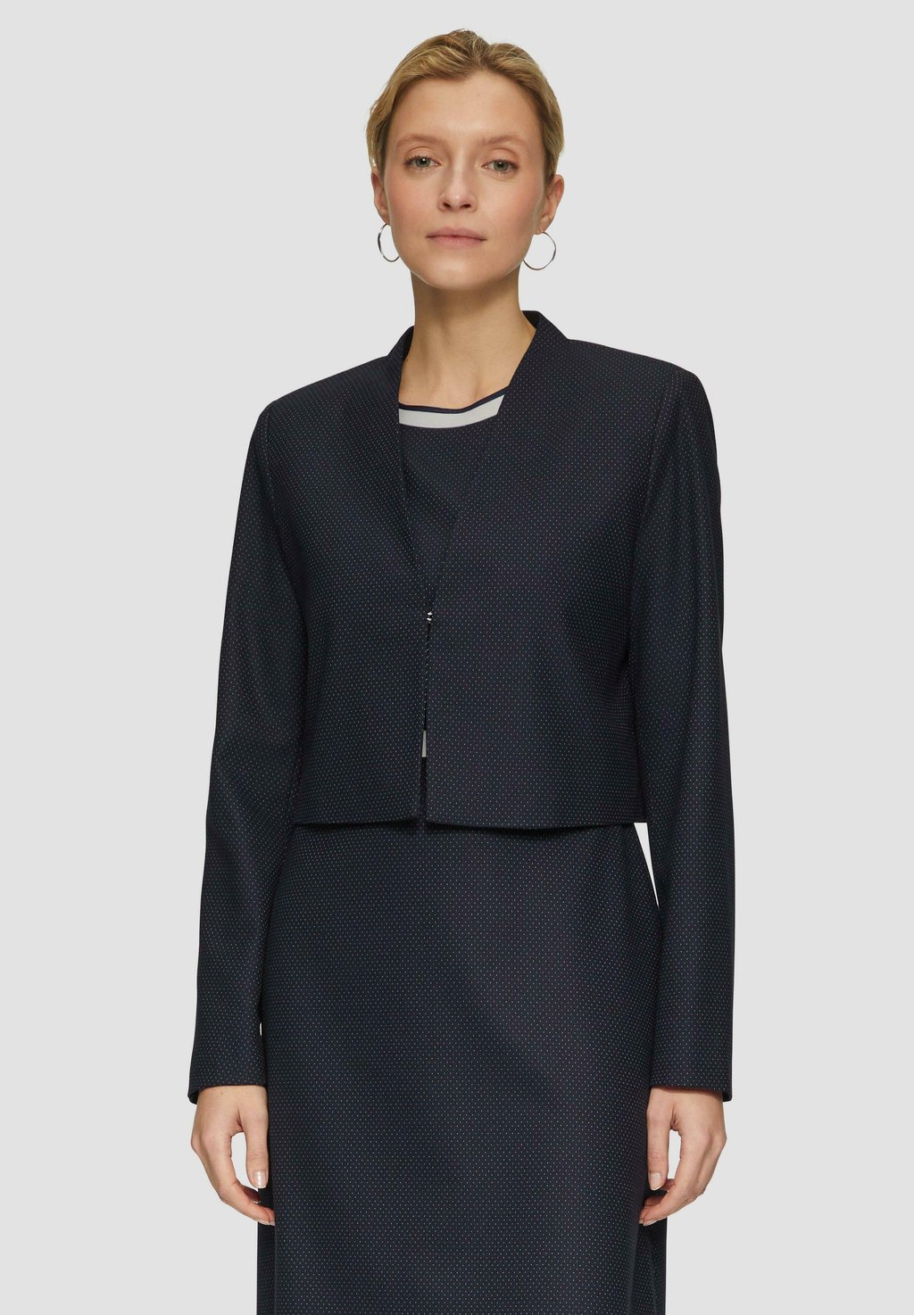 Блейзер s.Oliver BLACK LABEL, темно-синий
Блейзер s.Oliver BLACK LABEL, темно-синий