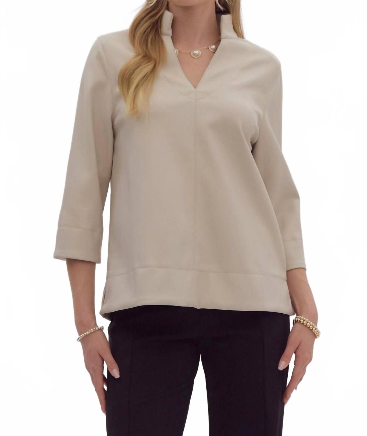 Искусственная кожаная блузка с V-образным вырезом в кремовом цвете Entro
Искусственная кожаная блузка с V-образным вырезом в кремовом цвете Entro