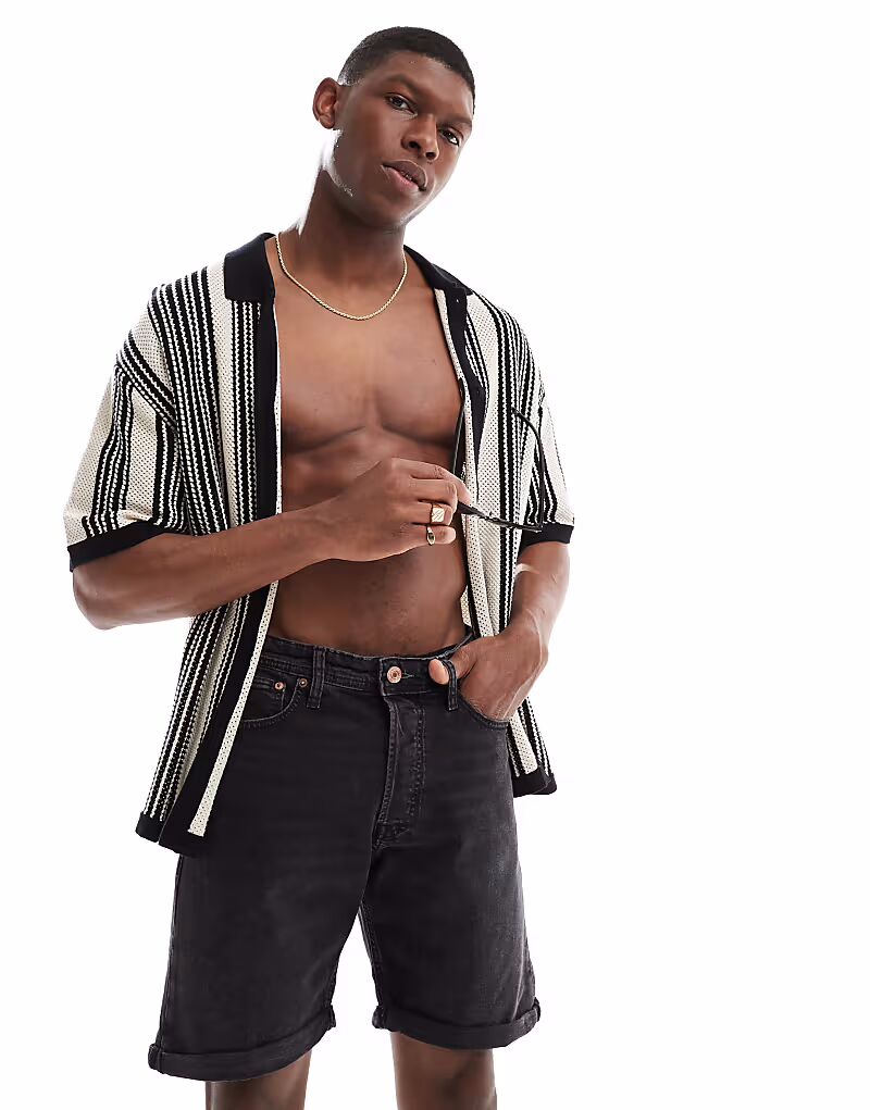 Джинсовые шорты Jack & Jones с отворотом черного цвета
Джинсовые шорты Jack & Jones с отворотом черного цвета