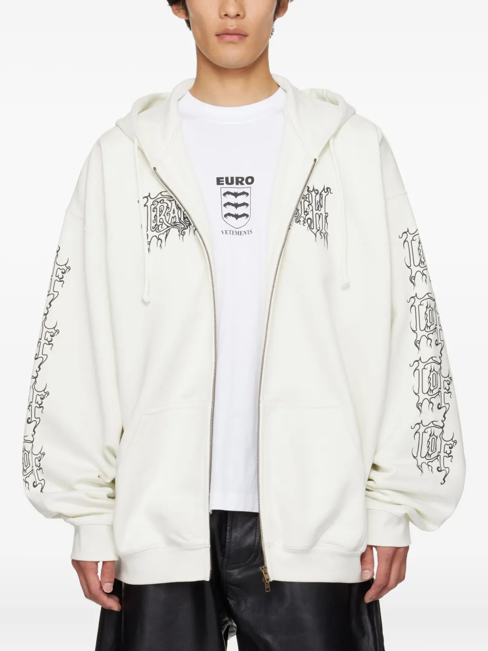 Худи на молнии с графичным принтом Vetements, белый
Худи на молнии с графичным принтом Vetements, белый