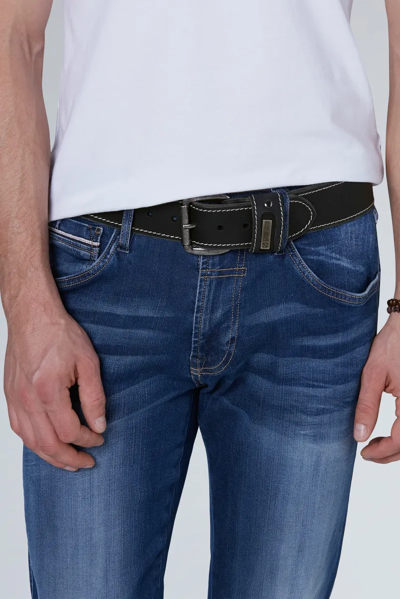 Кожаный ремень CAMP DAVID с бляшкой с логотипом, черный
Кожаный ремень CAMP DAVID с бляшкой с логотипом, черный