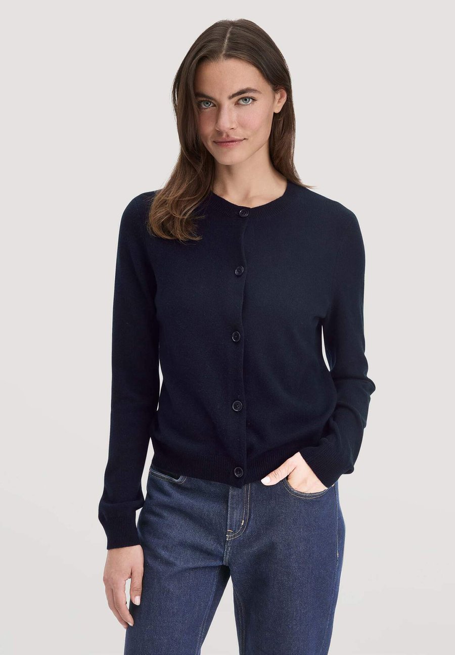 Кардиган Hessnatur MERINO, Marine/Dark Blue
Кардиган Hessnatur MERINO, Marine/Dark Blue