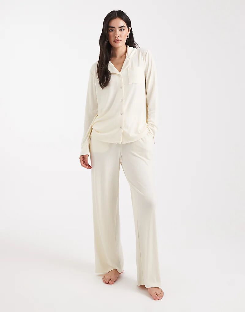 Супермягкая пижама Brave Soul с рубашкой на пуговицах и брюками кремового цвета
Супермягкая пижама Brave Soul с рубашкой на пуговицах и брюками кремового цвета