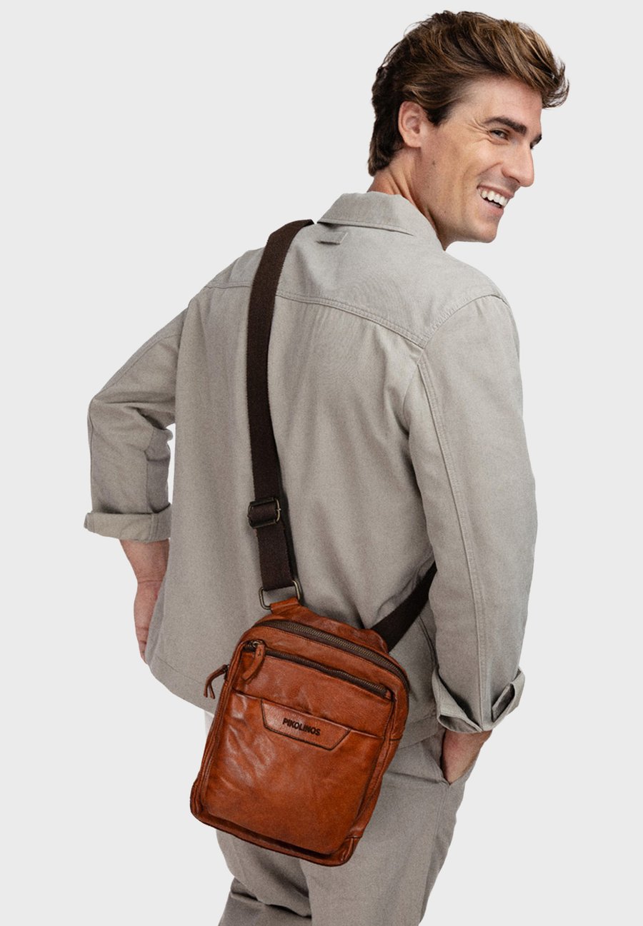 Сумка кросс-боди Pikolinos Cross body bag, Cognac Color/Cognac
Сумка кросс-боди Pikolinos Cross body bag, Cognac Color/Cognac