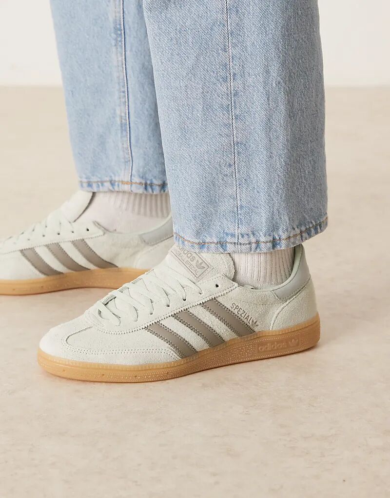 Кроссовки adidas Originals Handball Spezial светло-зеленого и серого цветов с резиновой подошвой
Кроссовки adidas Originals Handball Spezial светло-зеленого и серого цветов с резиновой подошвой