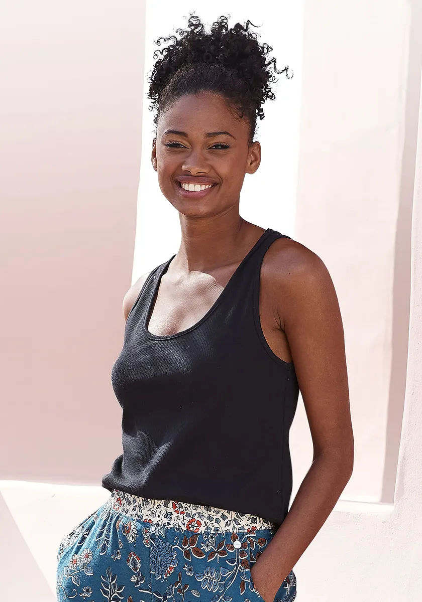 Пижамный топ LASCANA выполнен из трикотажа в рубчик, черный
Пижамный топ LASCANA выполнен из трикотажа в рубчик, черный