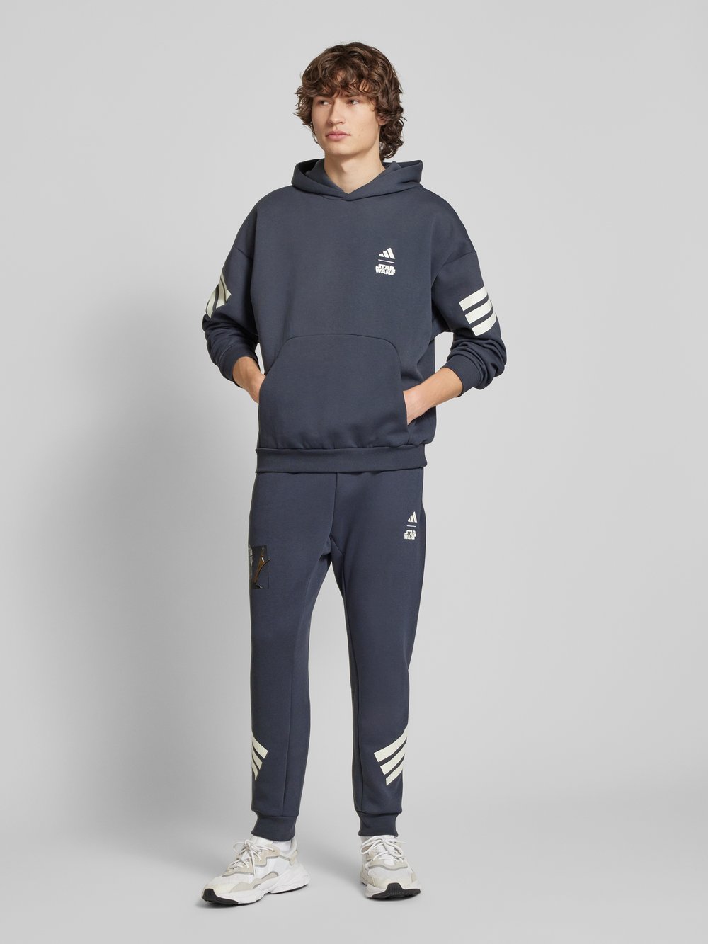 Свободные спортивные брюки с логотипом и принтом Star Wars ADIDAS SPORTSWEAR, антрацит
Свободные спортивные брюки с логотипом и принтом Star Wars ADIDAS SPORTSWEAR, антрацит