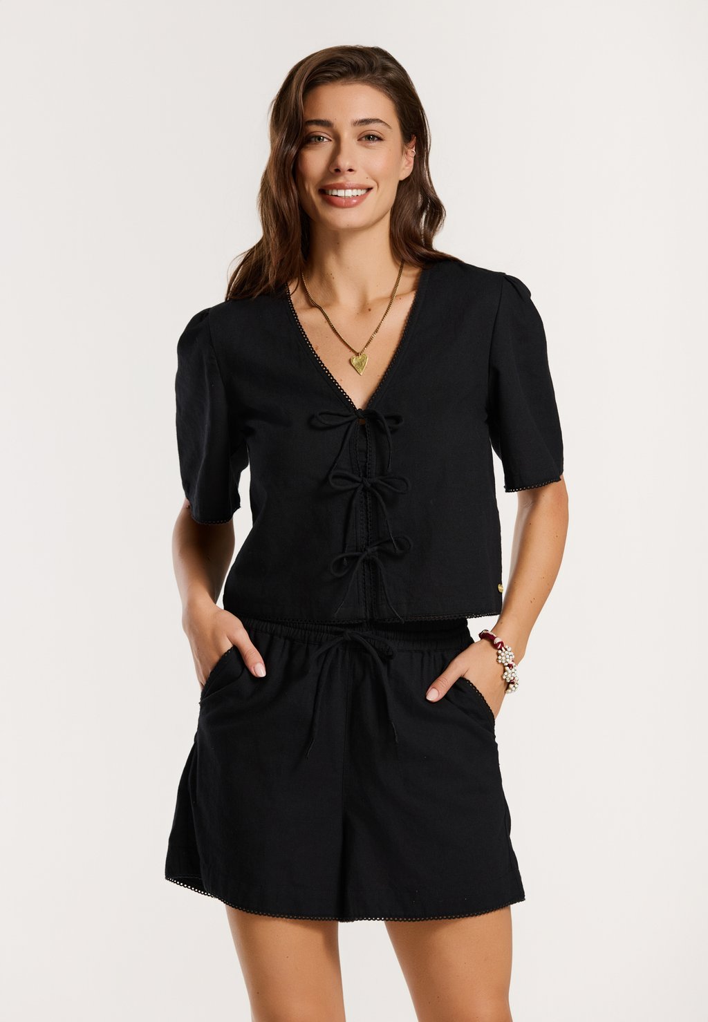 Шорты MISHA Shiwi, черный 
Шорты MISHA Shiwi, черный