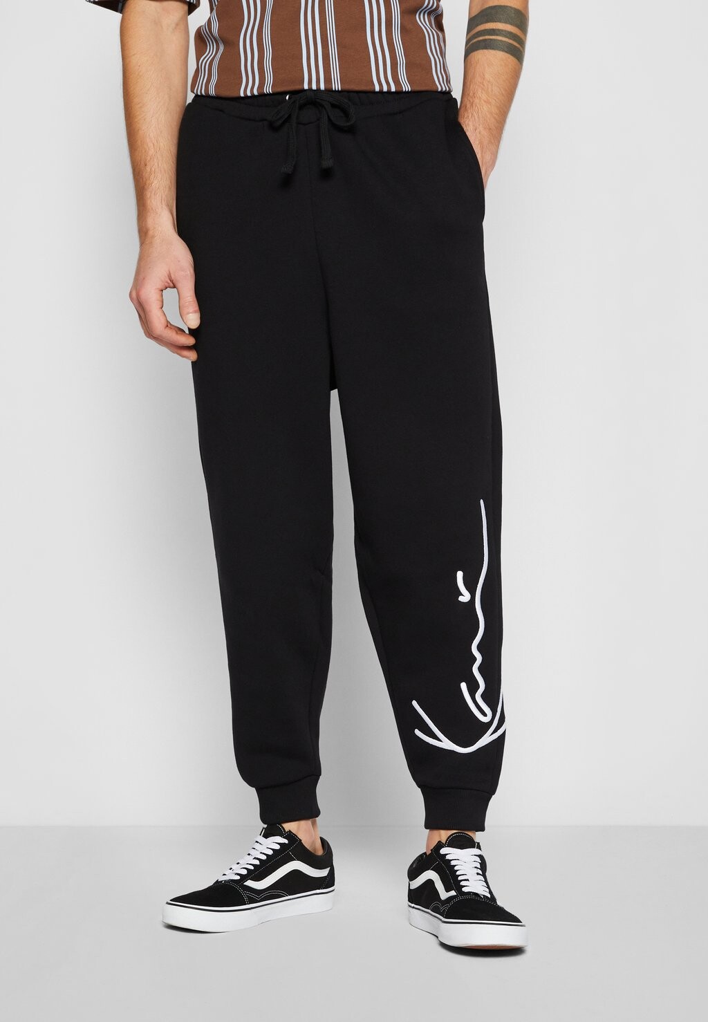 Спортивные брюки Signature Retro Karl Kani, цвет black/white
Спортивные брюки Signature Retro Karl Kani, цвет black/white