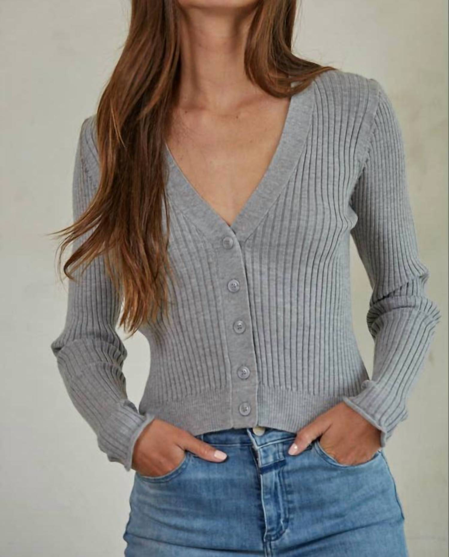 Кардиган на пуговицах с V-образным вырезом в рубчик в цвете Heather Grey By Together
Кардиган на пуговицах с V-образным вырезом в рубчик в цвете Heather Grey By Together