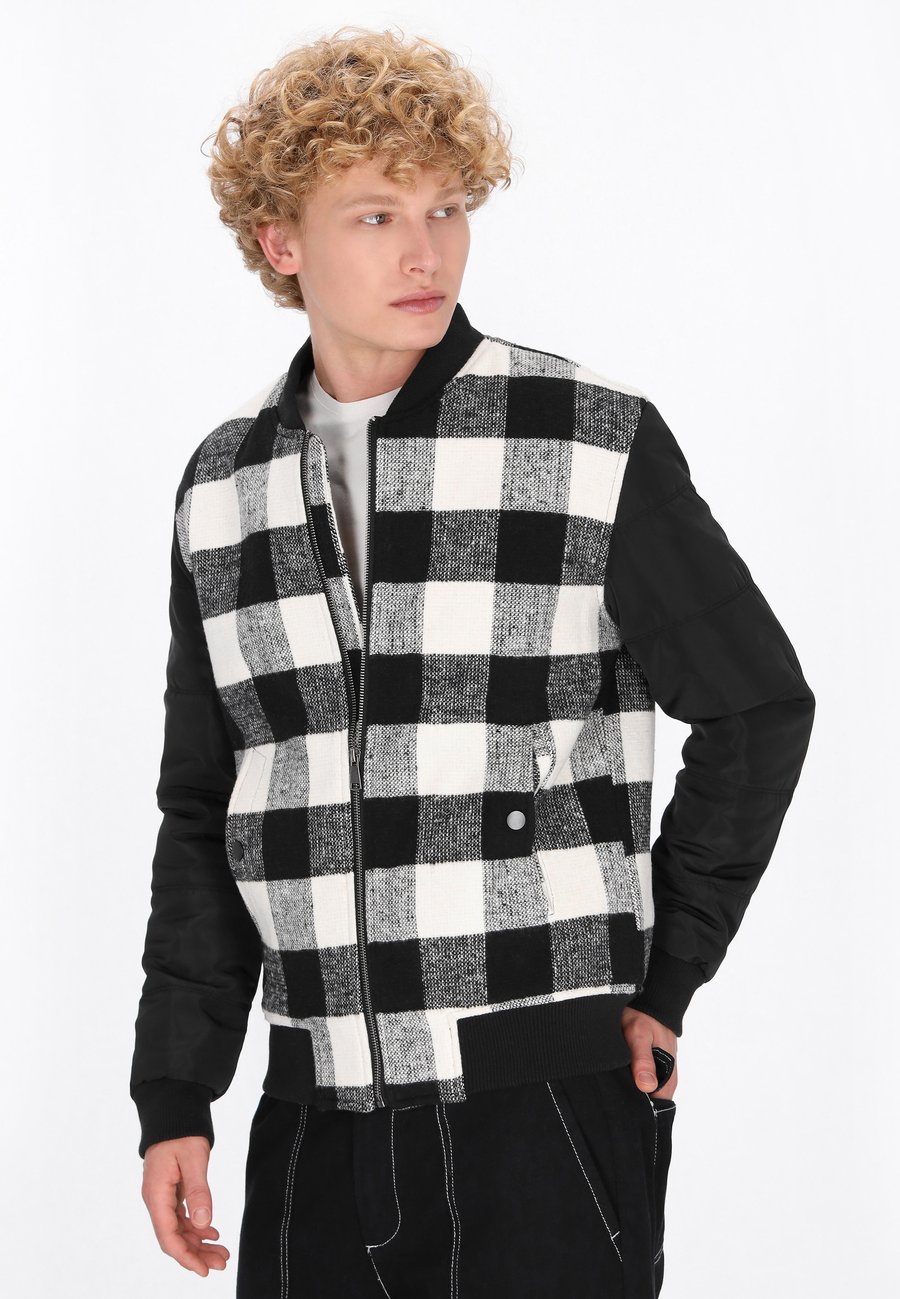 Куртка Mo Bomber Jacket, Offwhite Black/Off-White
Куртка Mo Bomber Jacket, Offwhite Black/Off-White