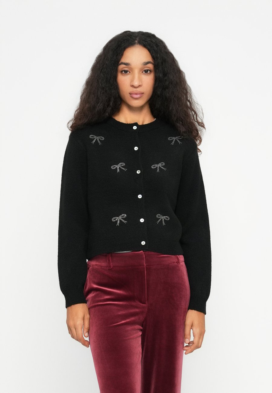 Кардиган JDY JDYFAYE O NECK BOW CARDIGAN, Black/Silver-Coloured/Black
Кардиган JDY JDYFAYE O NECK BOW CARDIGAN, Black/Silver-Coloured/Black