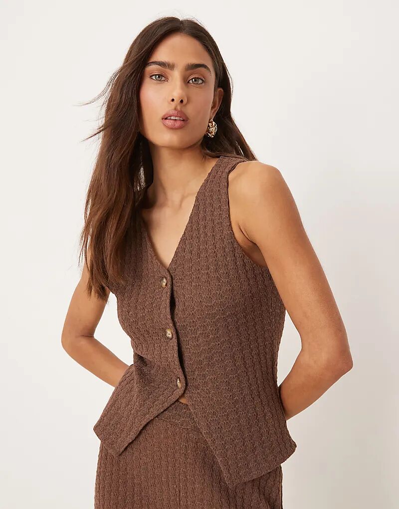 Трикотажный жилет без рукавов на пуговицах от ASOS DESIGN шоколадного цвета
Трикотажный жилет без рукавов на пуговицах от ASOS DESIGN шоколадного цвета