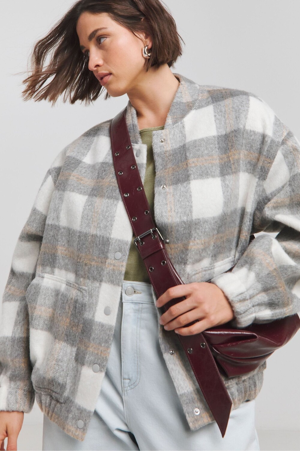 Клетчатая куртка бомбер из начесаной шерсти Simply Be, серый 
Клетчатая куртка бомбер из начесаной шерсти Simply Be, серый