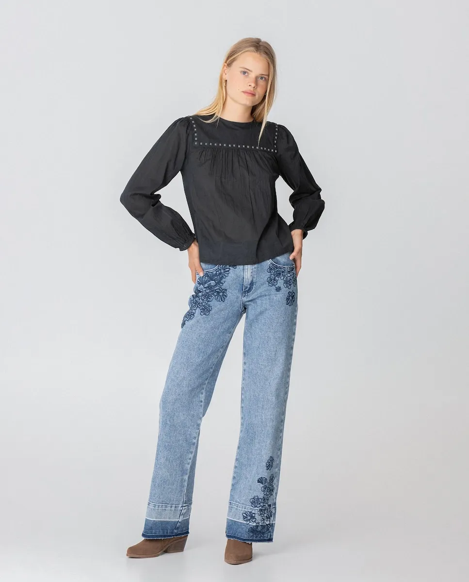 Женские джинсы с высокой талией с вышивкой в виде цветов Noon
Женские джинсы с высокой талией с вышивкой в виде цветов Noon