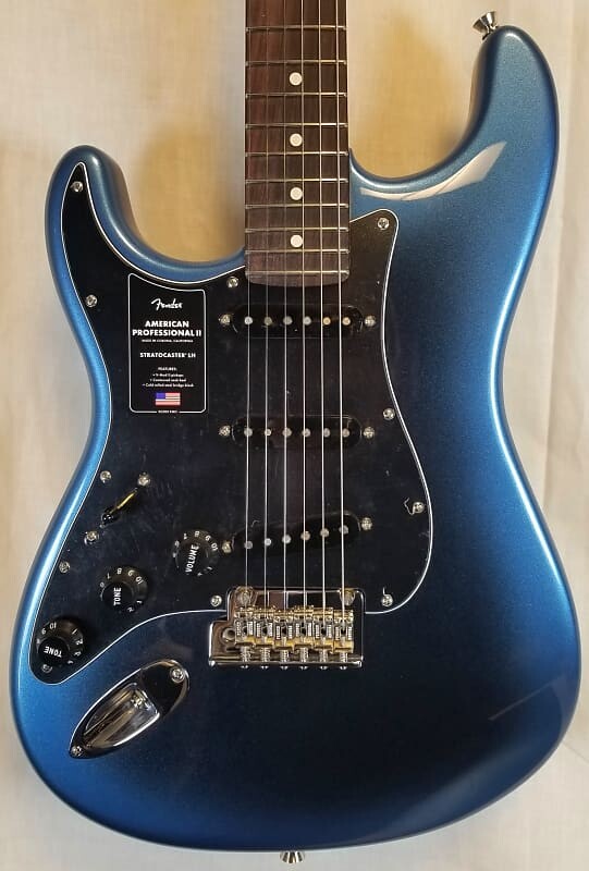 Электрогитара Fender American Professional II Stratocaster Left-Hand, Rosewood Fingerboard, Dark Night, Deluxe HSC
Электрогитара Fender American Professional II Stratocaster Left-Hand, Rosewood Fingerboard, Dark Night, Deluxe HSC
