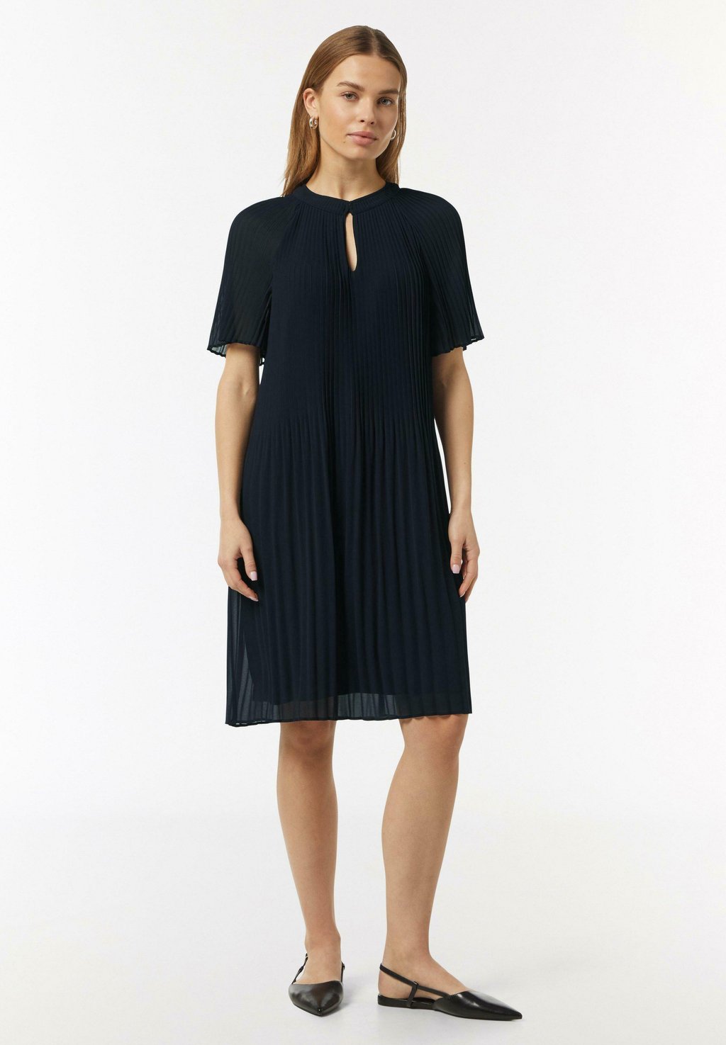 Повседневное платье FLIESSENDES PLISSEE comma, темно-синий
Повседневное платье FLIESSENDES PLISSEE comma, темно-синий