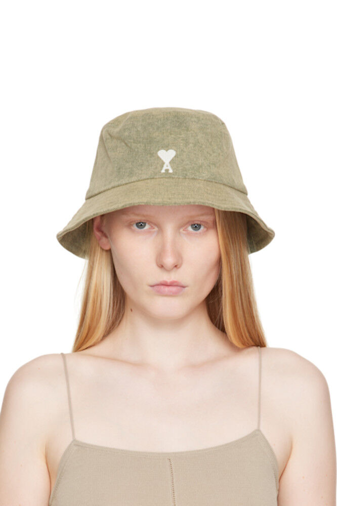 Хлопковая панама цвета хаки Ami de Coeur с вышивкой AMI Paris
Хлопковая панама цвета хаки Ami de Coeur с вышивкой AMI Paris