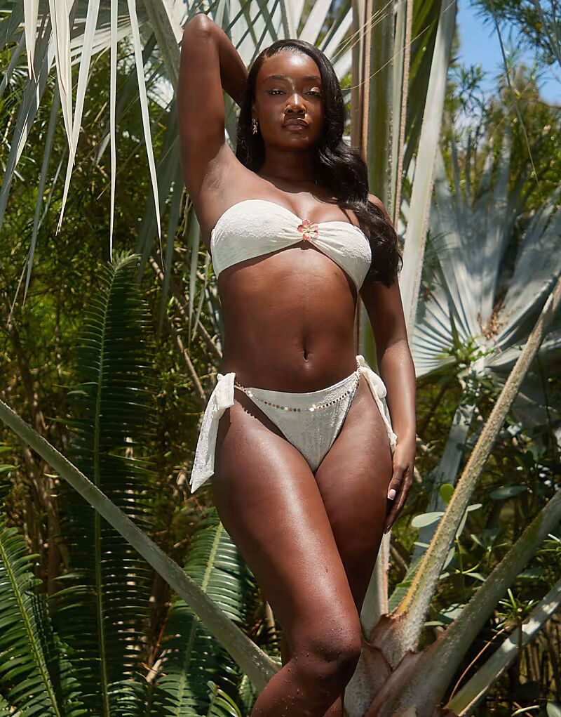 Плавки бикини South Beach с завязками по бокам из кремового кружева
Плавки бикини South Beach с завязками по бокам из кремового кружева