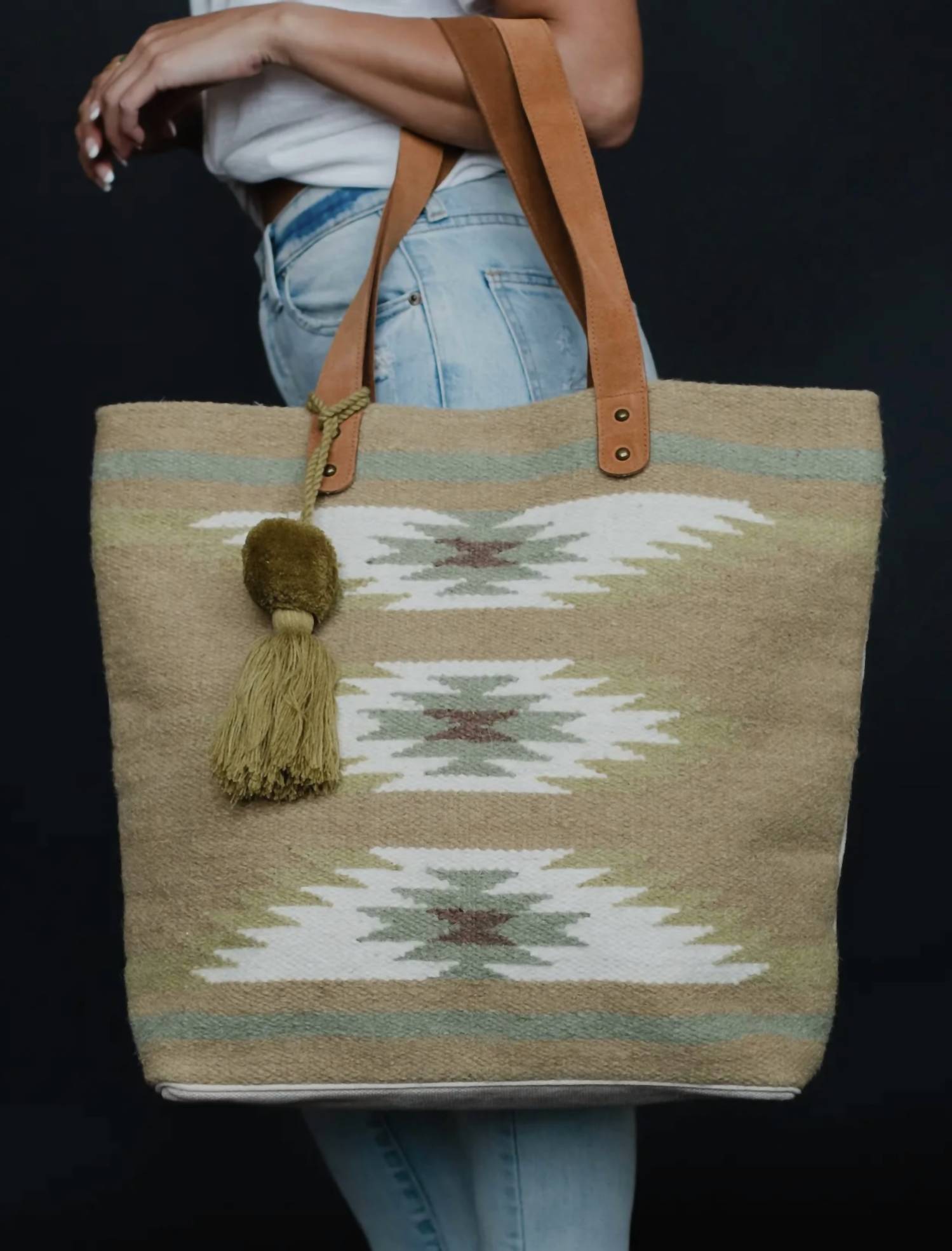 Ацтекская сумка-шоппер в бежевом и светло-зеленом цветах Panache Apparel
Ацтекская сумка-шоппер в бежевом и светло-зеленом цветах Panache Apparel