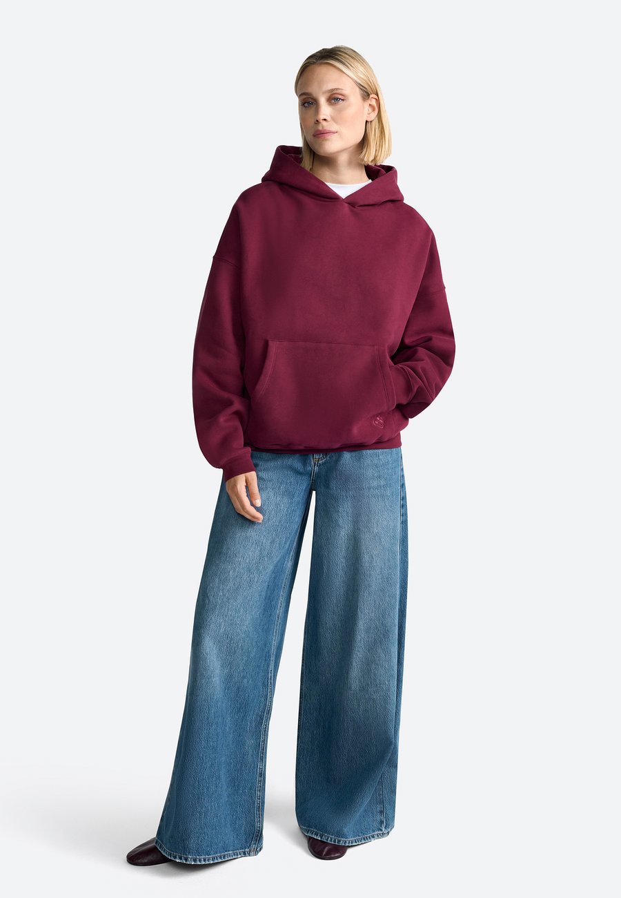 Худи Rich & Royal Hoodie, Ruby Glow/Bordeaux
Худи Rich & Royal Hoodie, Ruby Glow/Bordeaux